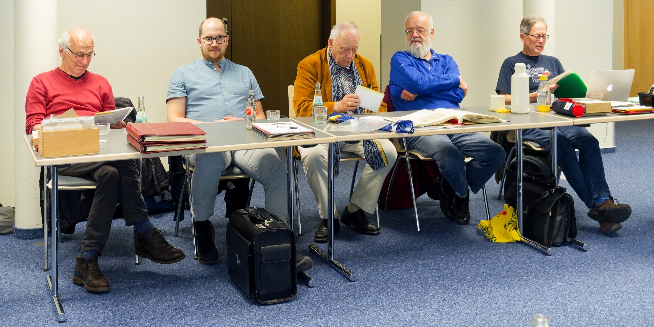 Gruppen saßen such gegenüber