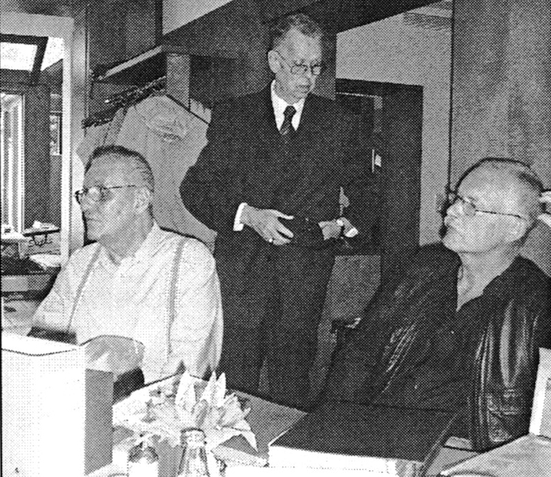 Alter und neuer Vorstand der ArGe Estland ab 2003, v.l.n.r.: Max Kromm (alter 2. Vorsitzender), Artur Menzen (alter 1. Vorsitzender), Dr. Peter Feustel (neuer 1. Vorsitzender)