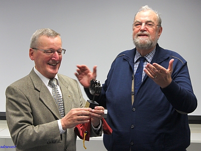 Wolfgang Watzke presents Thomas Löbbering with a work of art